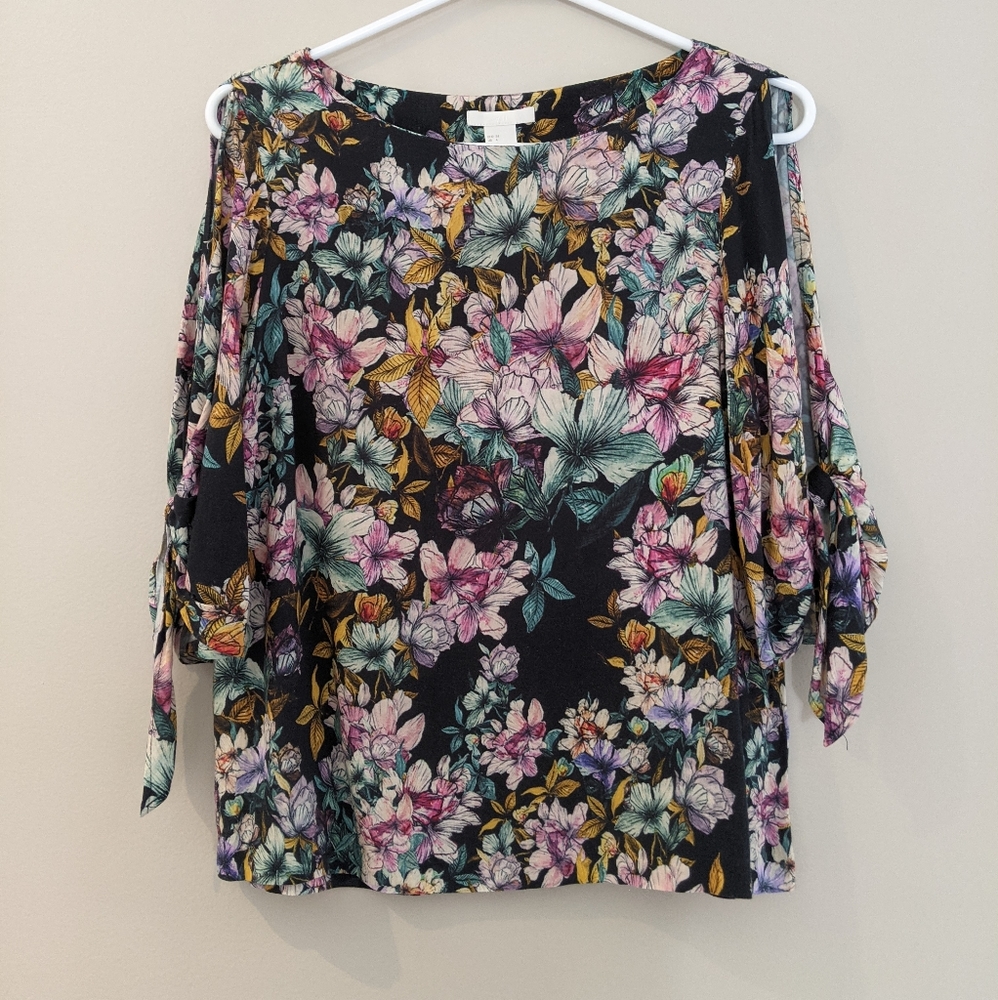 H&M | Cold shoulder flowered top